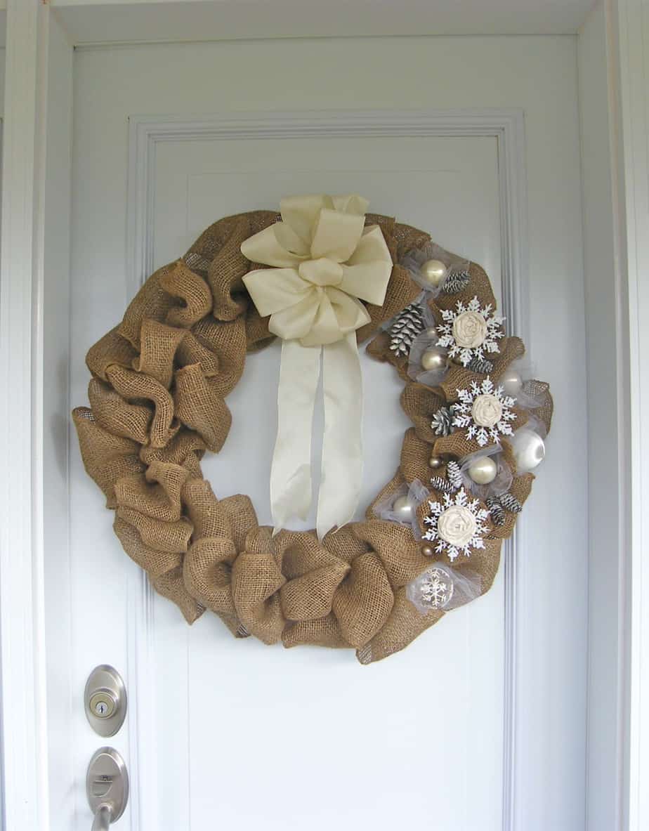 12 cool ideas on how to decorate your house with snowflakes / Bright Side