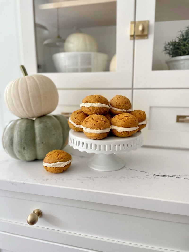 https://www.fynesdesigns.com/wp-content/uploads/2022/10/pumpkin-dessert-whoopie-pie-recipe.jpg